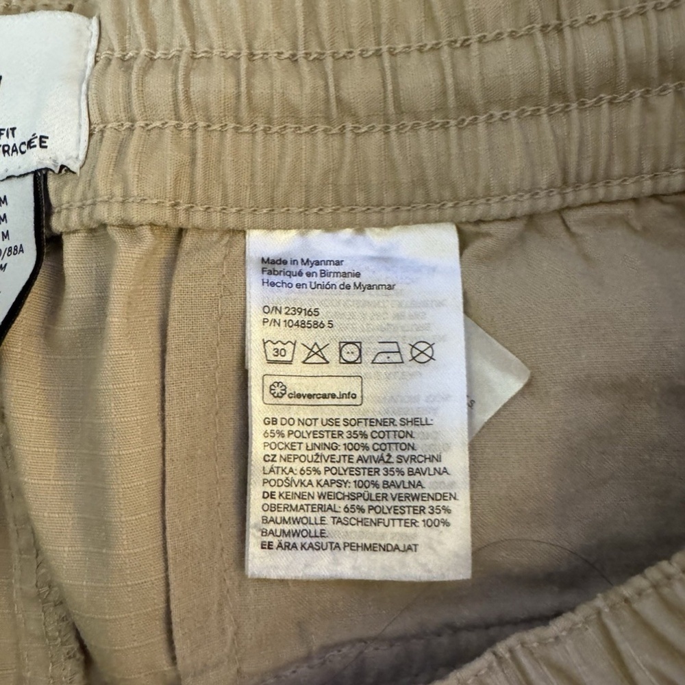 H&M Medium Solid Beige Pull-On Relaxed Fit Cargo Shorts w/Drawstring Closure - Picture 6 of 6